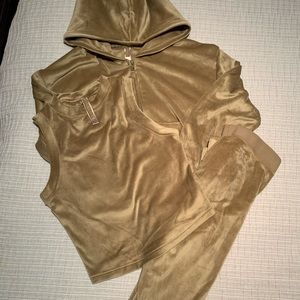 Skims Velour outfit (sold as a 3 piece set). Worn once. Small.